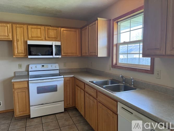 Nixa House: 125 W Trail Point Dr