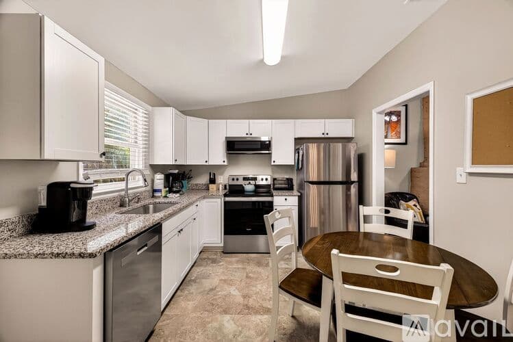 Savannah House: 1404 Barnard St