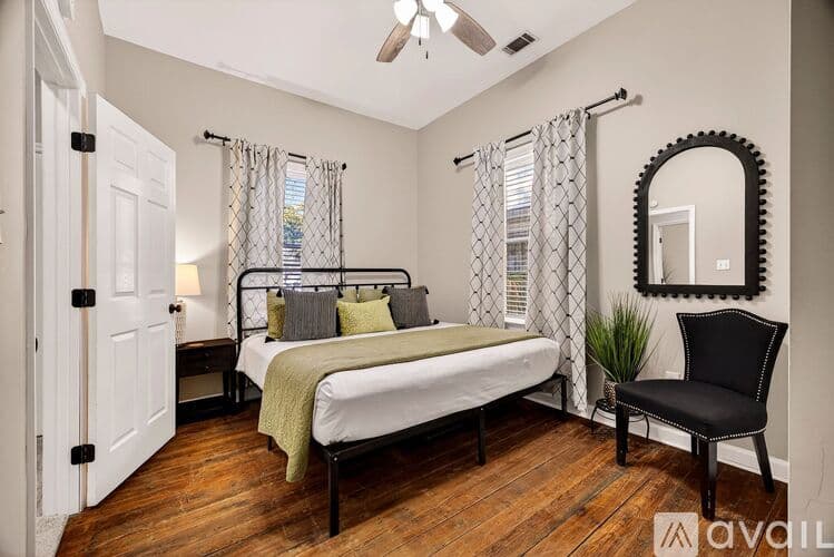 Savannah House: 1404 Barnard St