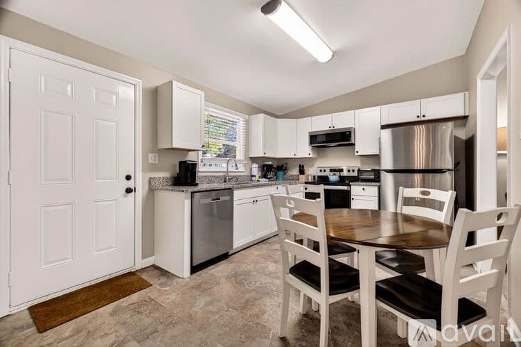 Savannah House: 1404 Barnard St