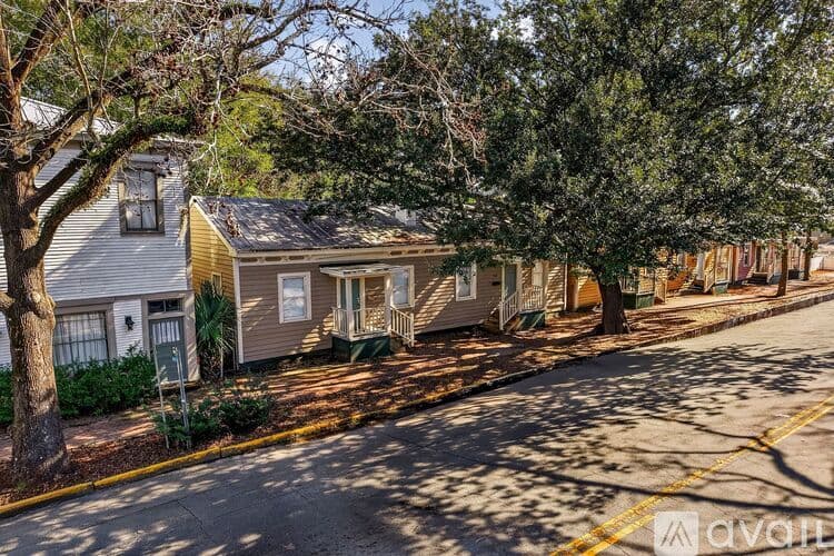 Savannah House: 1404 Barnard St