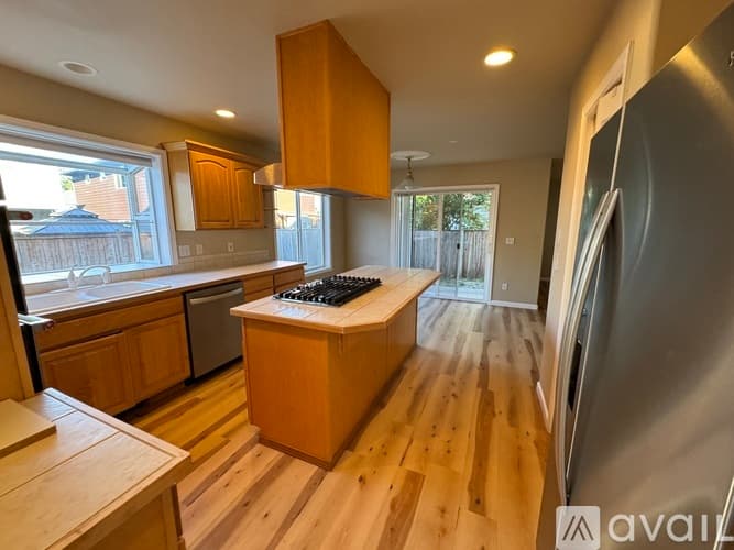 Lynnwood House: 214 195th Place Southwest