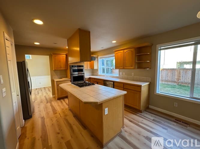 Lynnwood House: 214 195th Place Southwest