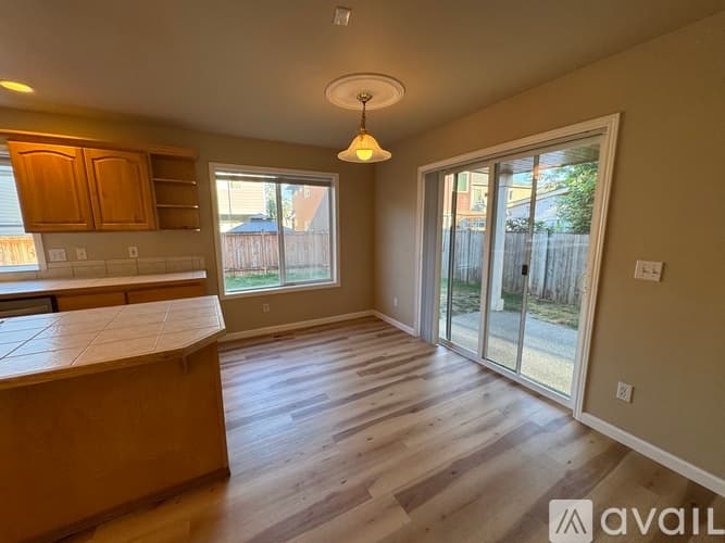 Lynnwood House: 214 195th Place Southwest