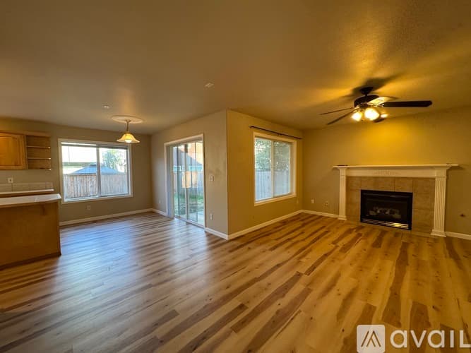 Lynnwood House: 214 195th Place Southwest
