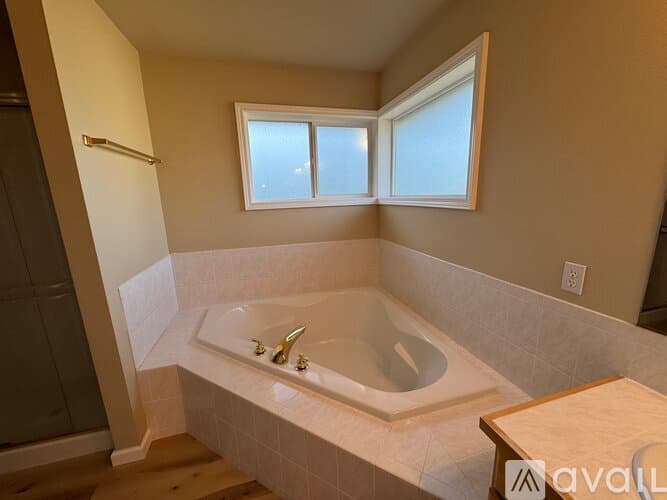 Lynnwood House: 214 195th Place Southwest