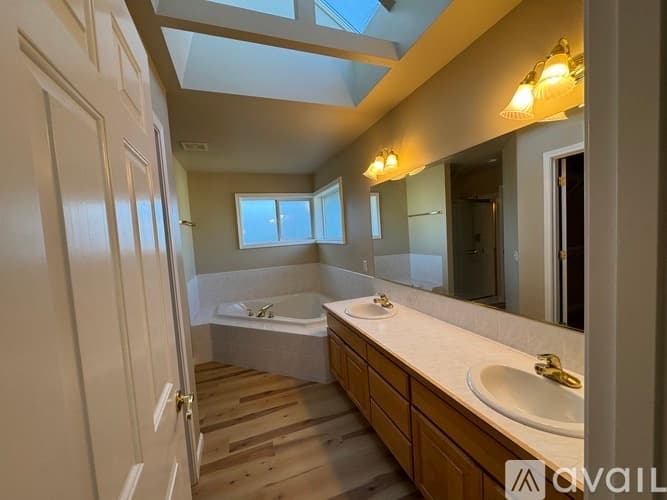 Lynnwood House: 214 195th Place Southwest