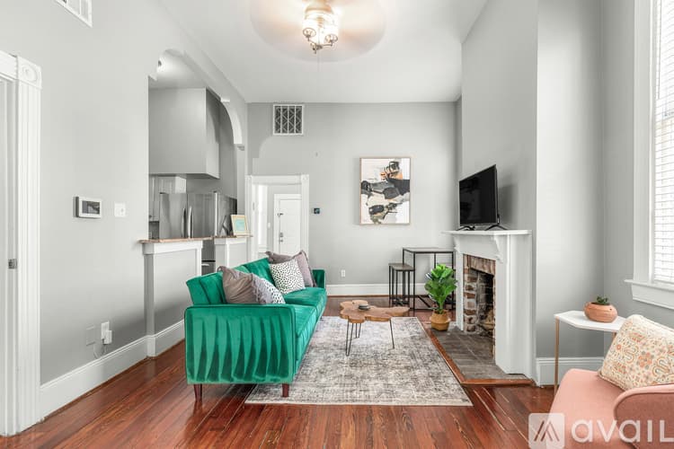 Savannah Apartment: 201 E Duffy St
