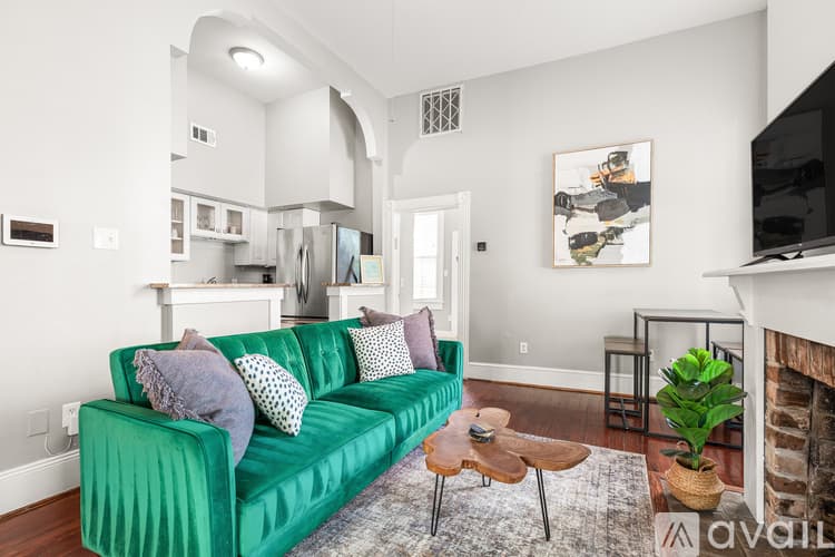 Savannah Apartment: 201 E Duffy St