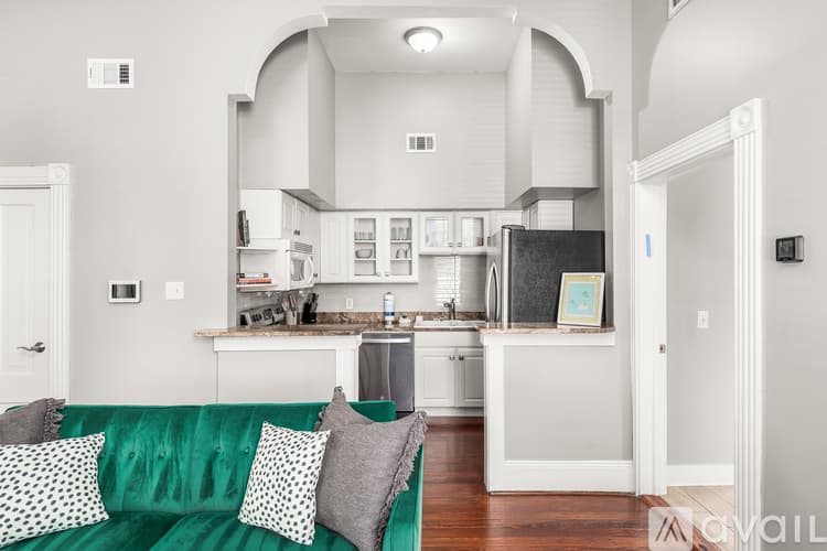 Savannah Apartment: 201 E Duffy St