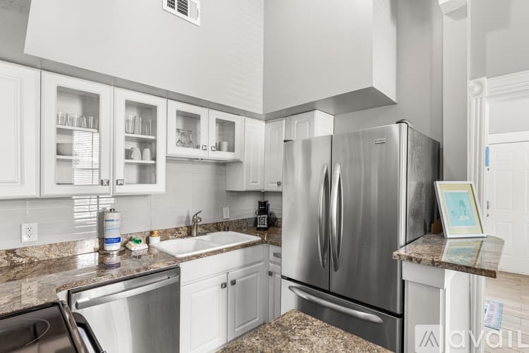 Savannah Apartment: 201 E Duffy St