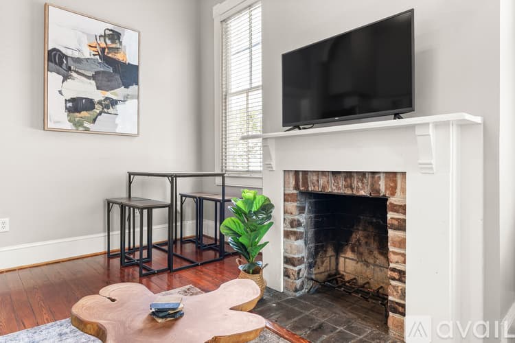 Savannah Apartment: 201 E Duffy St