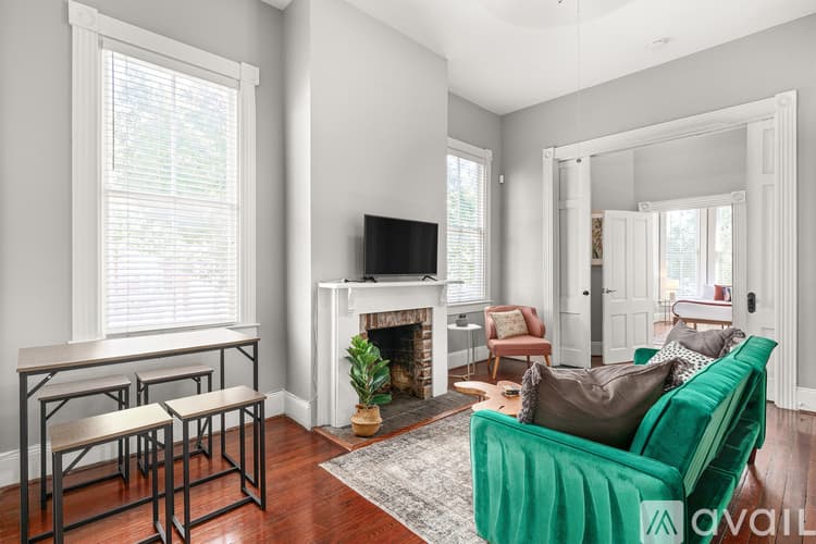 Savannah Apartment: 201 E Duffy St