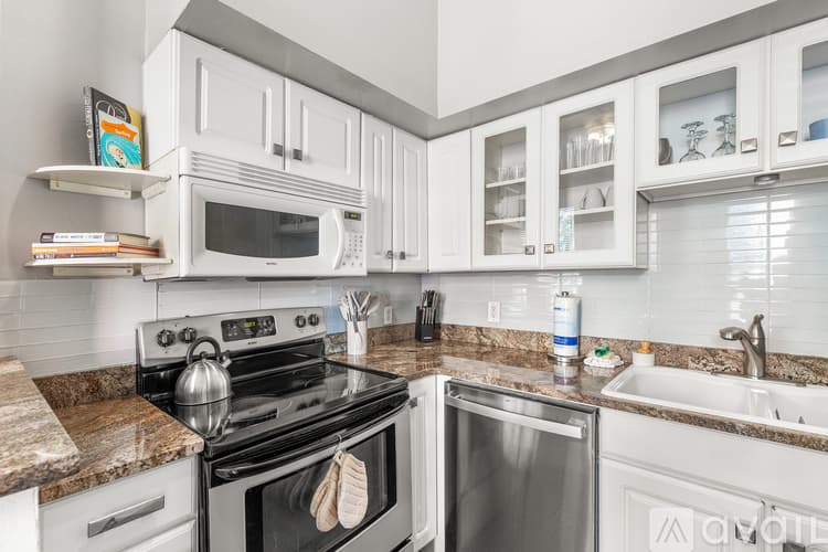 Savannah Apartment: 201 E Duffy St