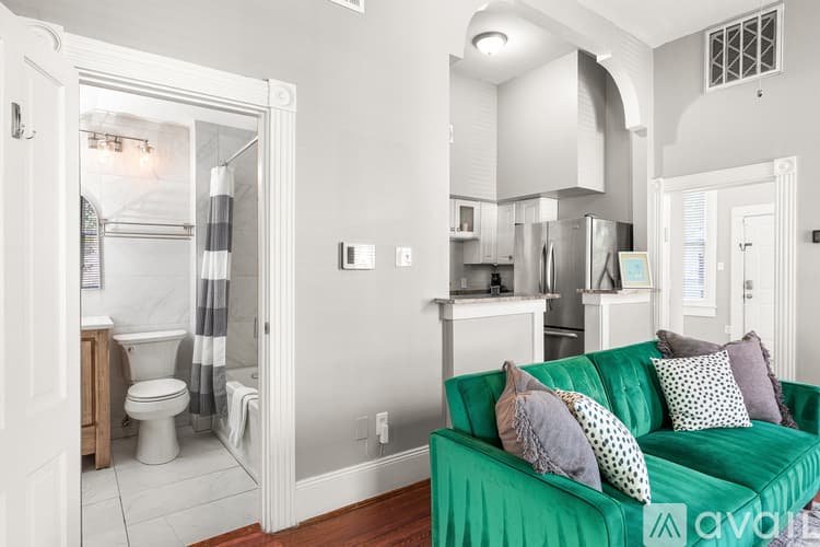 Savannah Apartment: 201 E Duffy St