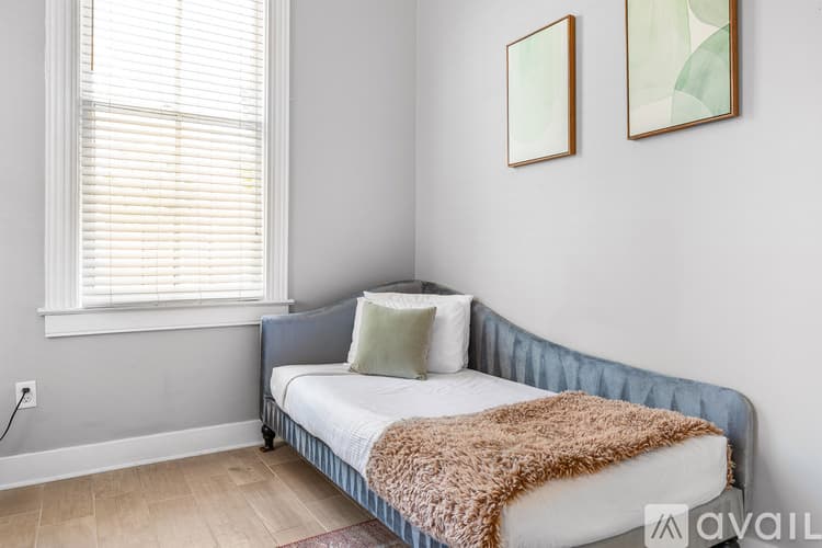 Savannah Apartment: 201 E Duffy St
