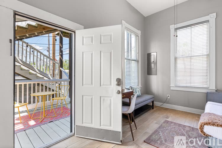 Savannah Apartment: 201 E Duffy St