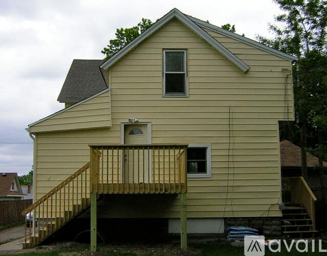 St Paul Apartment: 527 Hall Ave