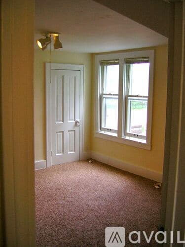 St Paul Apartment: 527 Hall Ave