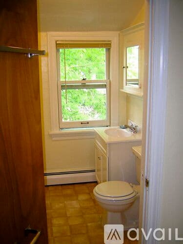 St Paul Apartment: 527 Hall Ave