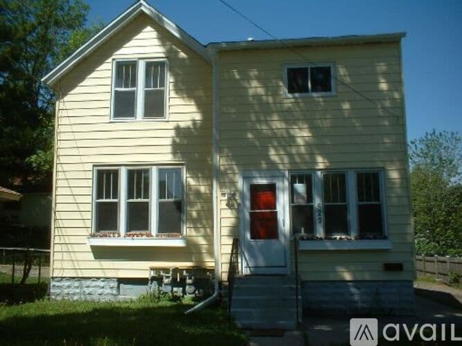 St Paul Apartment: 527 Hall Ave