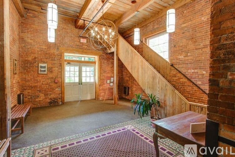 Beacon Falls Apartment: 2 N Main St
