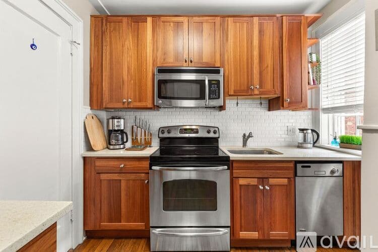 Savannah Apartment: 805 Whitaker St
