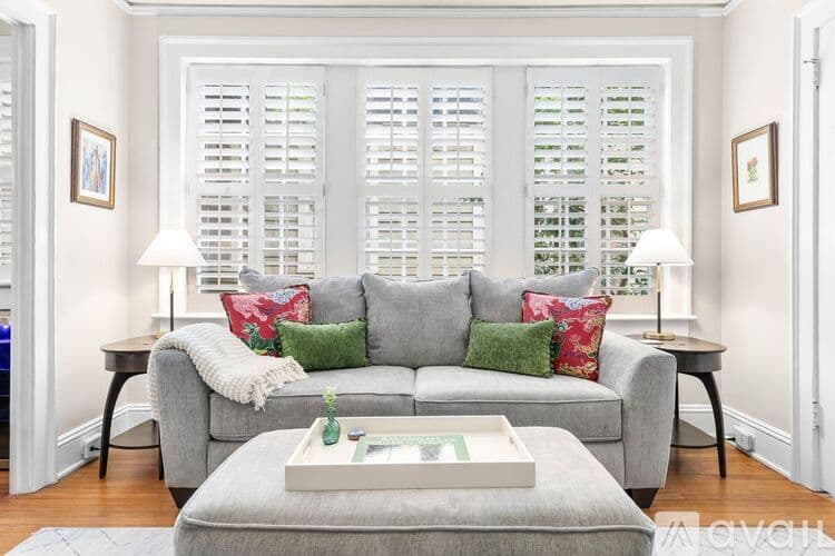 Savannah Apartment: 805 Whitaker St