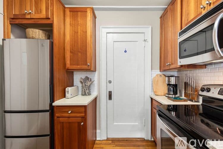 Savannah Apartment: 805 Whitaker St