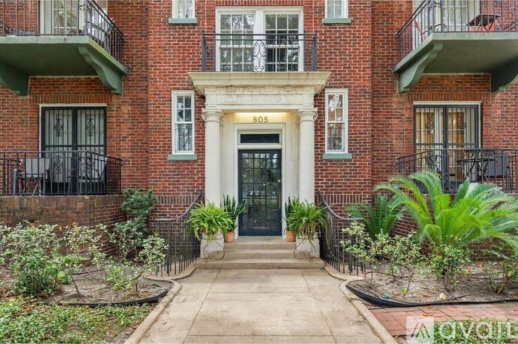 Savannah Apartment: 805 Whitaker St