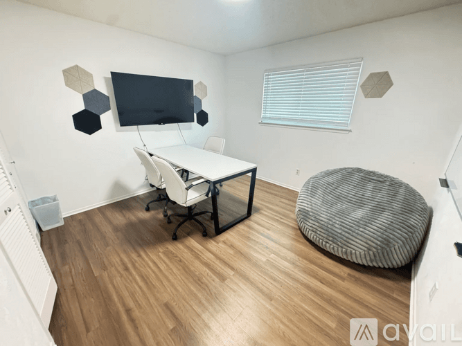 Austin House: 10708 School House Lane