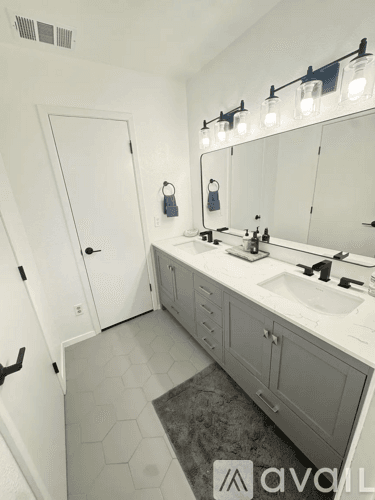 Austin House: 10708 School House Lane
