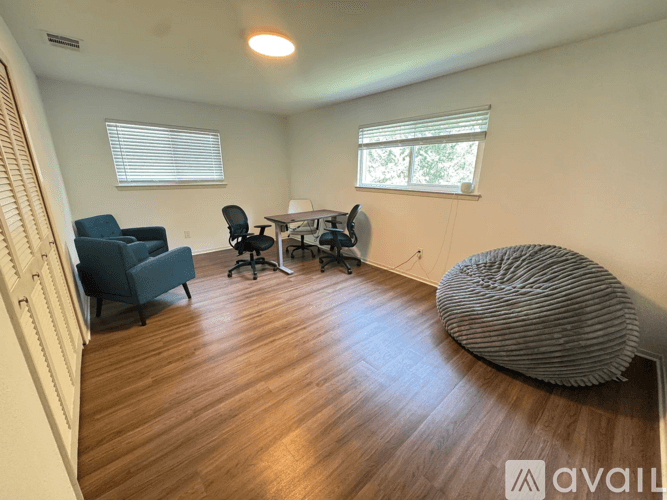 Austin House: 10708 School House Lane