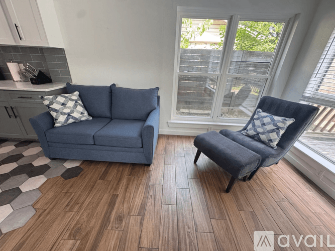 Austin House: 10708 School House Lane