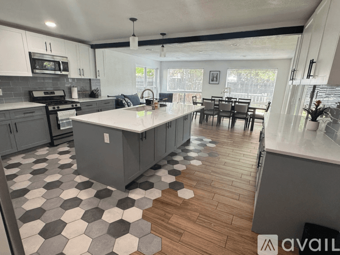 Austin House: 10708 School House Lane