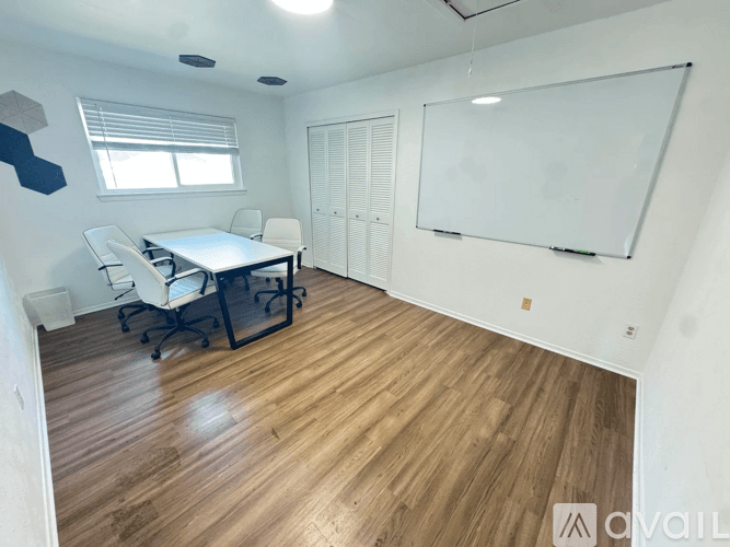 Austin House: 10708 School House Lane