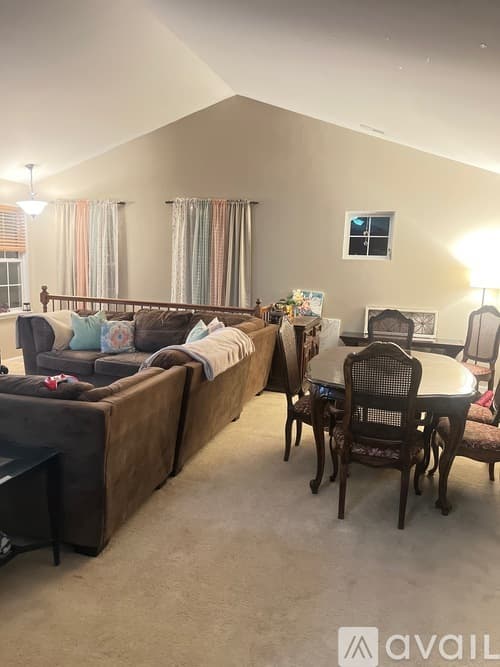 Lakemoor House: 659 Arbor Cir