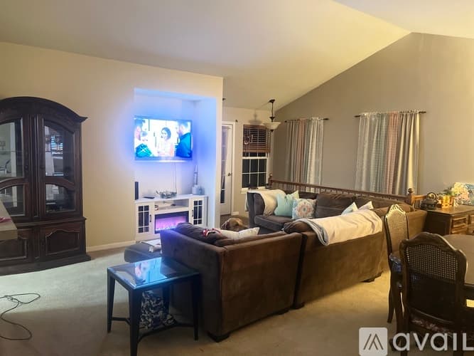 Lakemoor House: 659 Arbor Cir