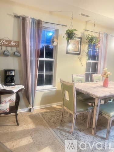 Lakemoor House: 659 Arbor Cir
