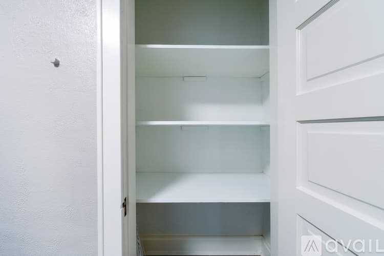 West Jefferson Apartment: 126 1 2 E Main St