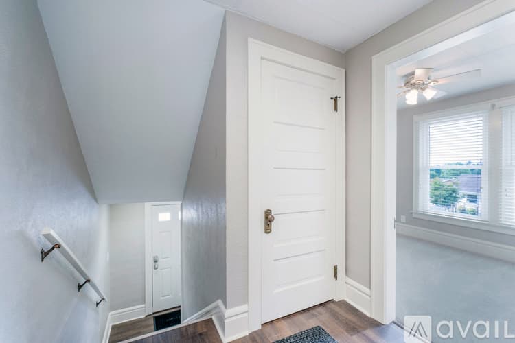 West Jefferson Apartment: 126 1 2 E Main St