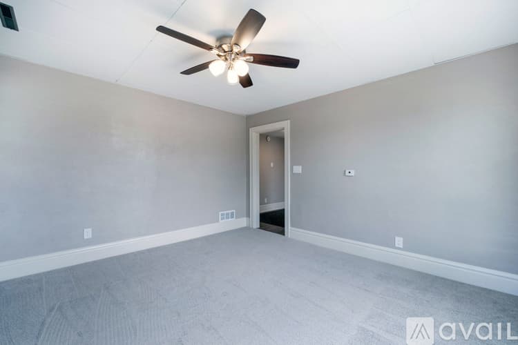 West Jefferson Apartment: 126 1 2 E Main St