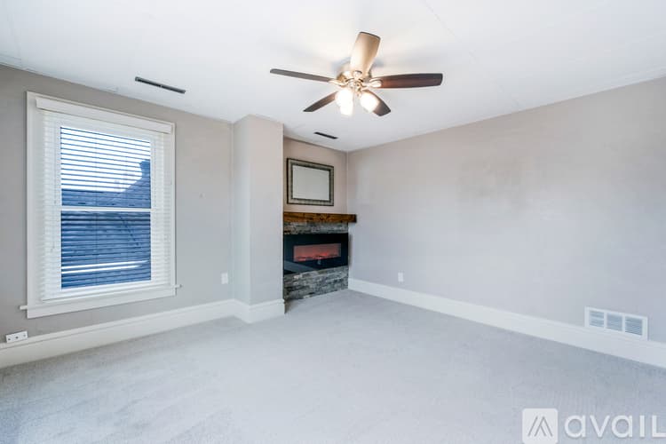 West Jefferson Apartment: 126 1 2 E Main St