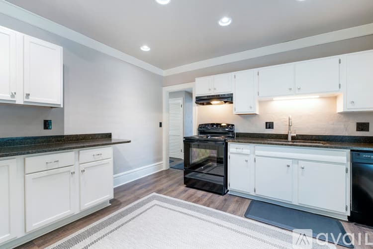 West Jefferson Apartment: 126 1 2 E Main St