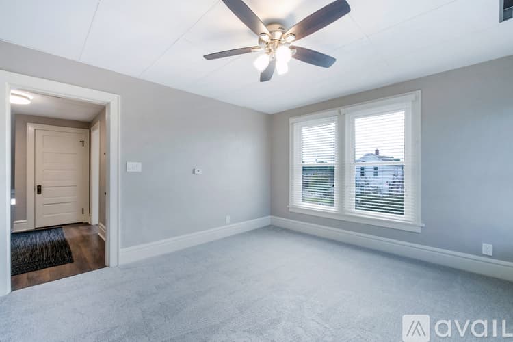 West Jefferson Apartment: 126 1 2 E Main St