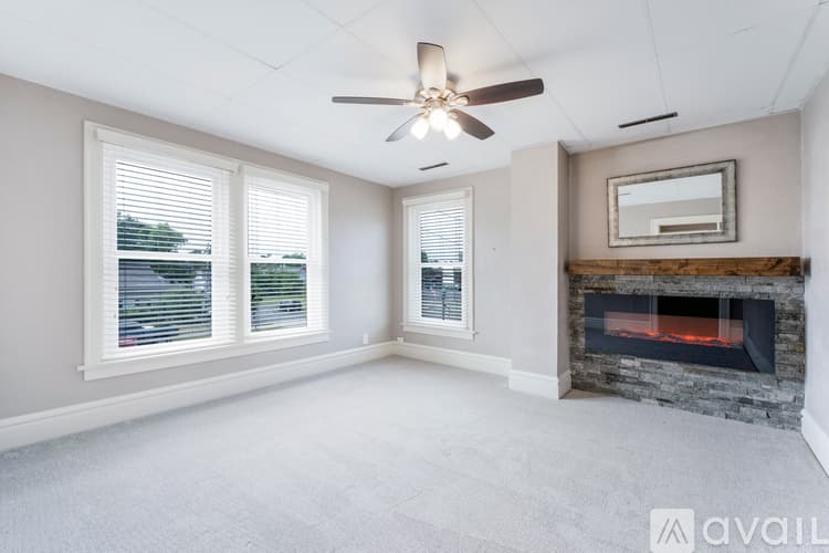 West Jefferson Apartment: 126 1 2 E Main St