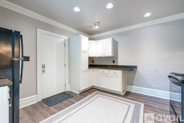 West Jefferson Apartment: 126 1 2 E Main St
