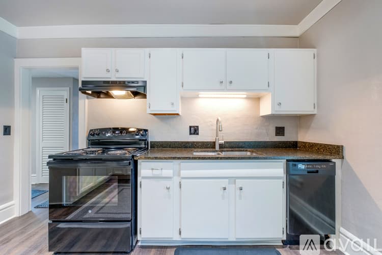 West Jefferson Apartment: 126 1 2 E Main St