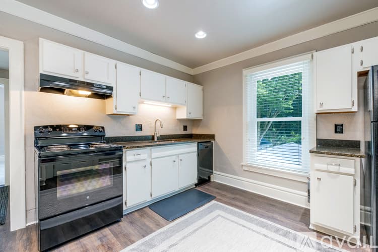 West Jefferson Apartment: 126 1 2 E Main St