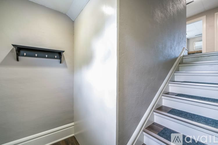West Jefferson Apartment: 126 1 2 E Main St